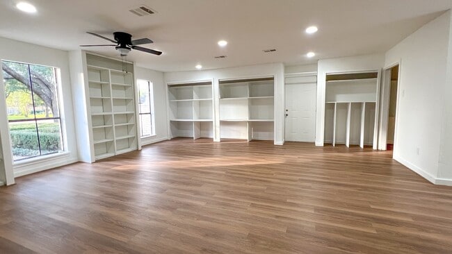 Foto del edificio - 372 Robbins Dr