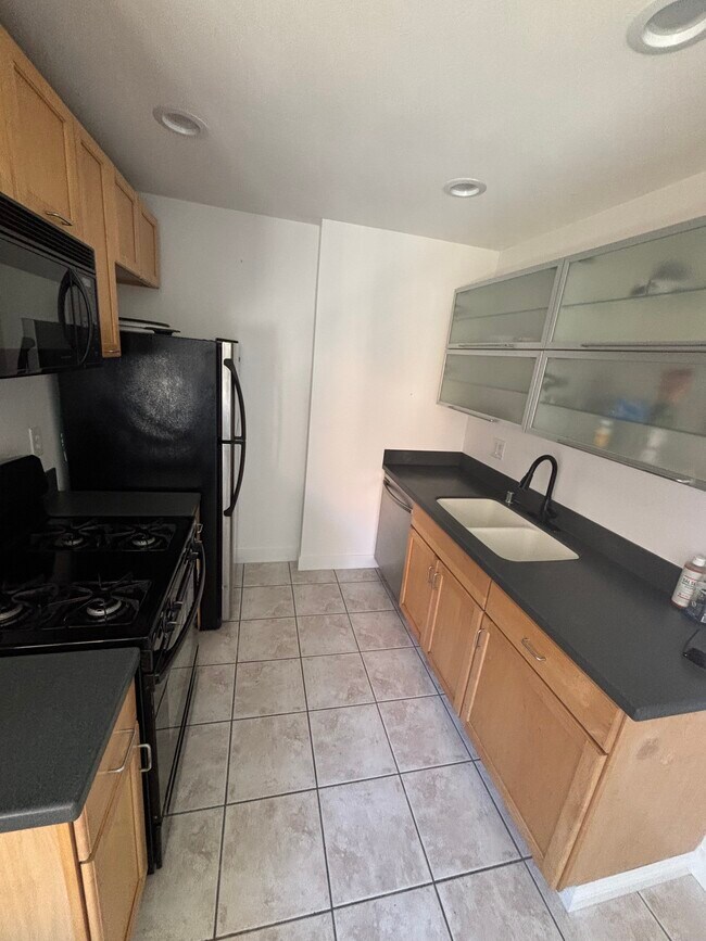 Foto del edificio - 6600 Warner Ave