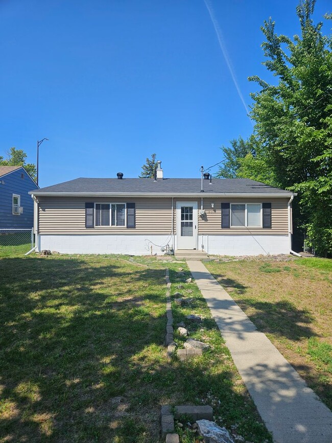 Building Photo - 2310 5th St