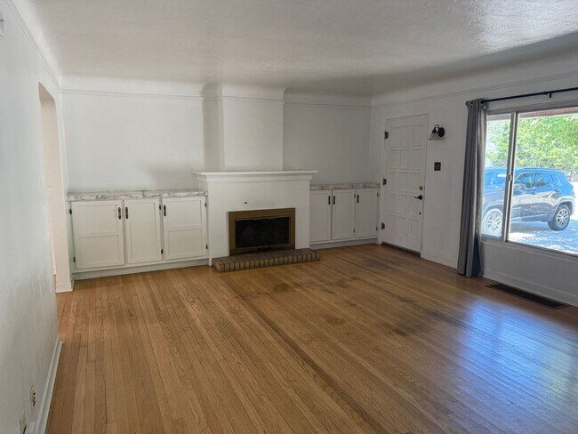 Foto del edificio - 3 Br, 2 Bath, comes with kitchen appliance...