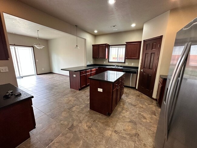 Building Photo - 3 Bedroom Townhome!