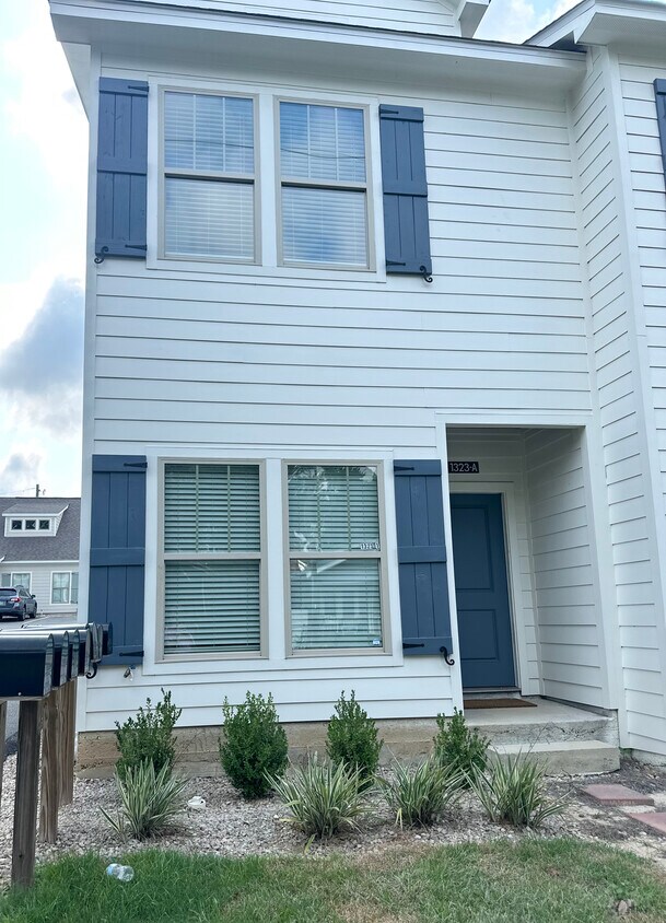 Primary Photo - 1327 N Bronough St