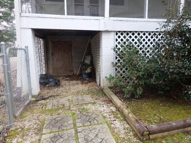 Building Photo - 311 East Forest Ln