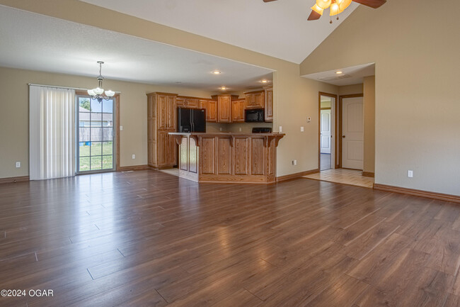 Building Photo - 715 Derek Ct