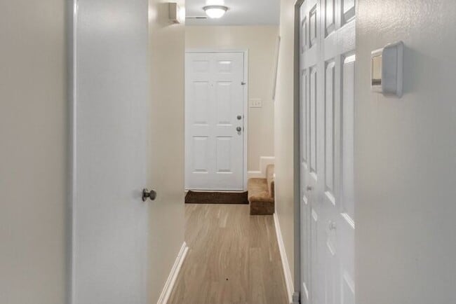 Building Photo - Attractive and Updated 2-Level Townhome wi...