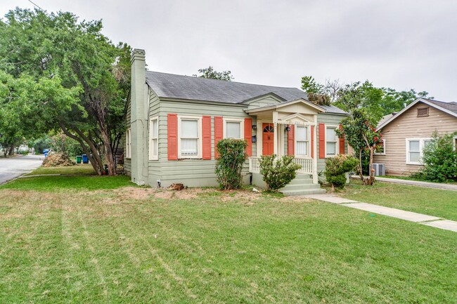 Building Photo - CHARMING 3-BEDROOM IN MAHNCKE PARK