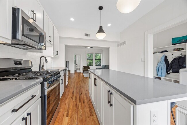 Foto del edificio - 721 Limit Ave