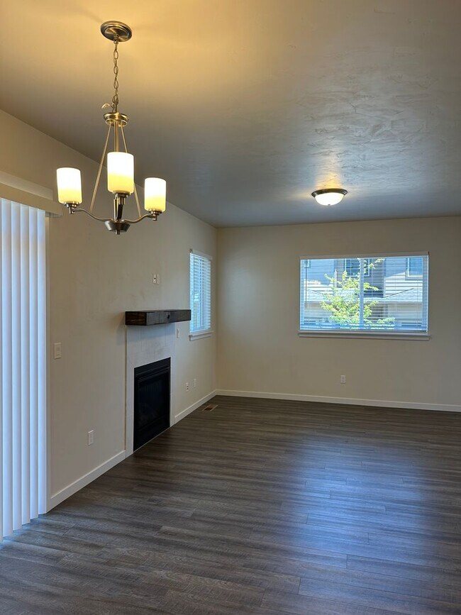 Foto del edificio - **1/2 OFF first full months rent!**  Like new construction near St. Charles!  W/S/G included!