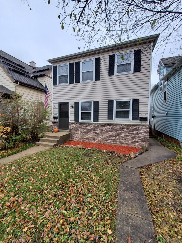 1112 S 62nd St Unit upper, West Allis, WI 53214 Room for Rent in West