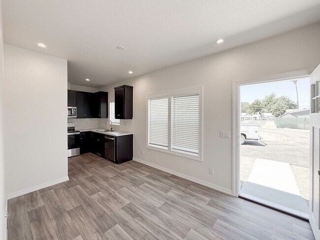 Building Photo - ~ AVAILABLE NOW ~ DUPLEX (RIGHT)