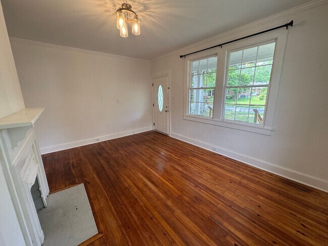 Foto del edificio - Updated 2/1 Brick House in Celanese- $1,495