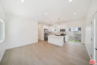 Building Photo - 1513 S Hayworth Ave