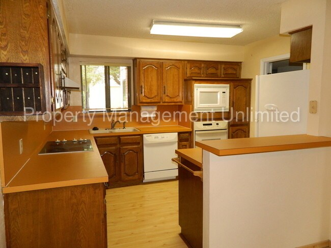 Building Photo - 718 Carriage Way