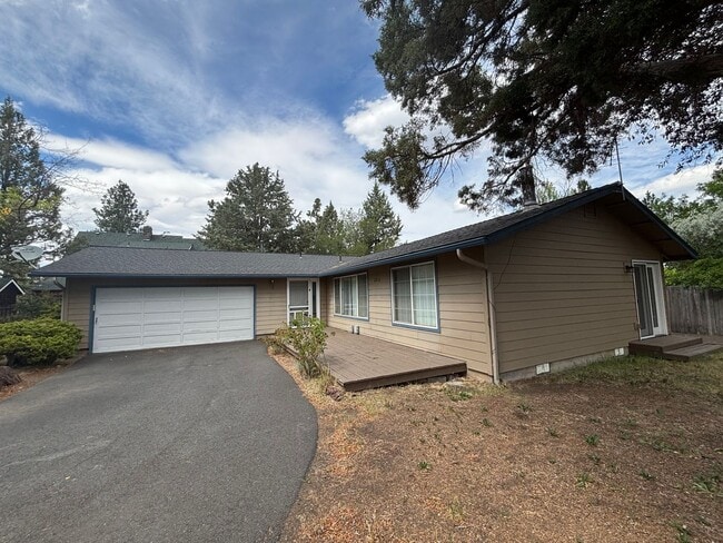 Building Photo - 2816 NE Lapoint Ct