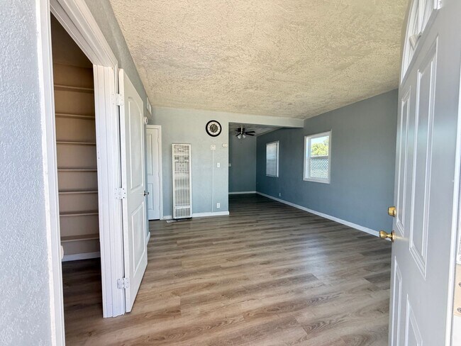 Foto del edificio - 2 bedroom with outside shed and carport.