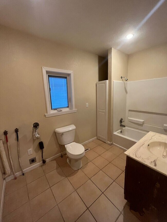 Building Photo - 1 br, 1 bath House - 206 Ave G