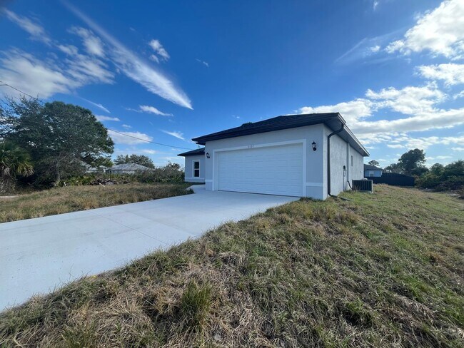 Foto del edificio - Brand-New 4BR/2BA Luxury Home with 2-Car Garage – Desirable 33971 Location