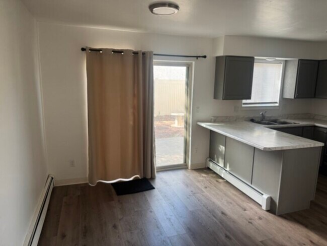 Building Photo - Updated 2 Bed, 1 Bath!!!