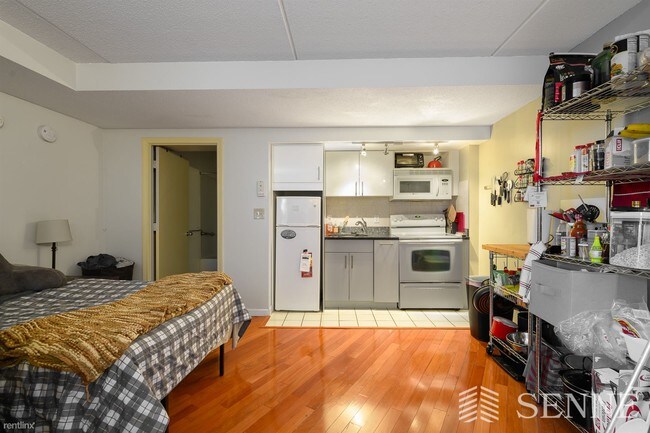 Building Photo - Studio, 1 bath  - 108 Peterborough St Apt 3