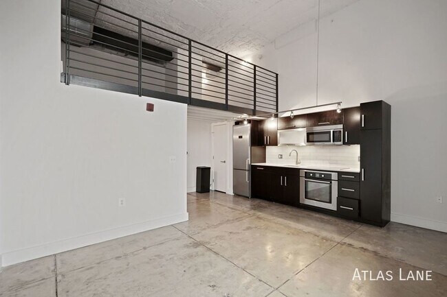 Foto del edificio - High End, Spacious 1 Bed/ 1 Bath in NW