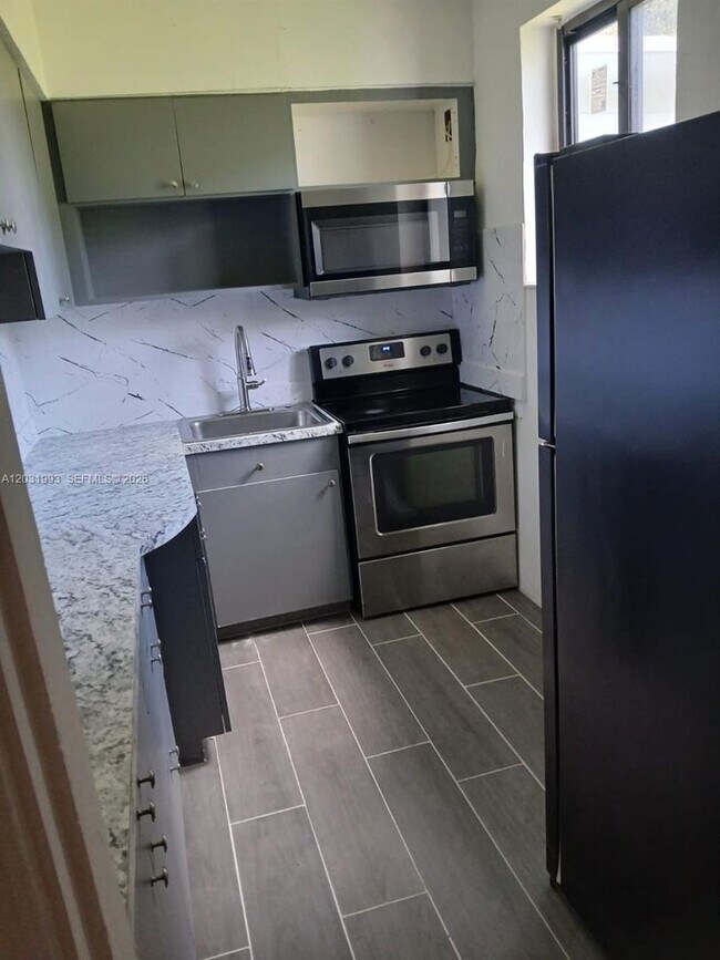 Foto del edificio - 1400 NE 148th St