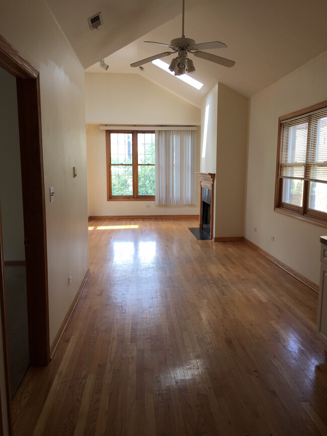 Building Photo - 1433 N Leavitt St