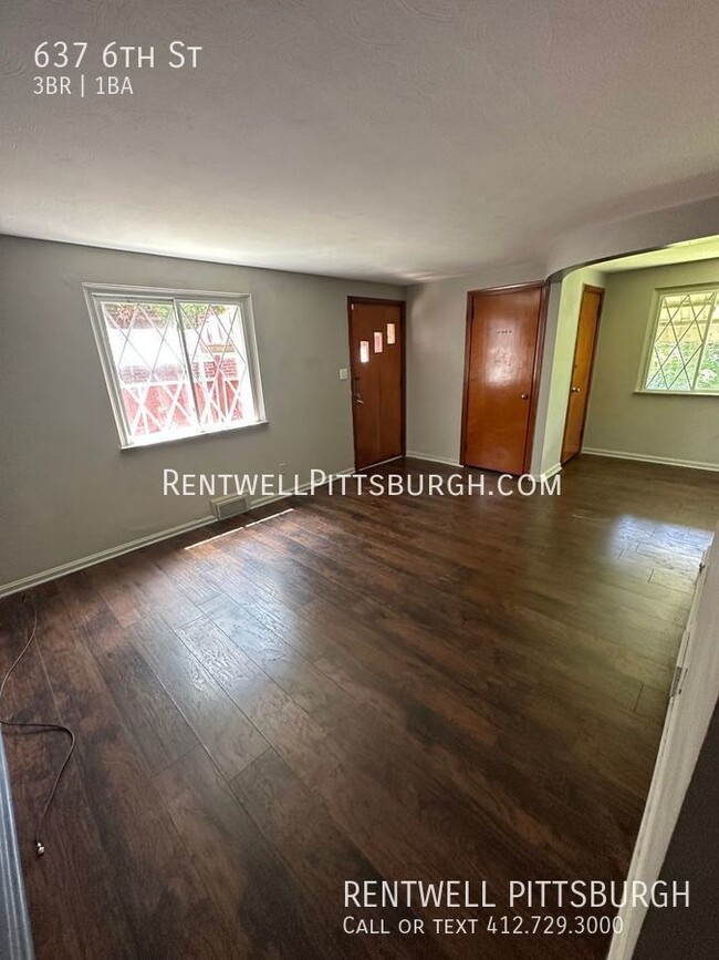 Foto del edificio - 3 Bedroom Home in Clairton - Accepting Sec...