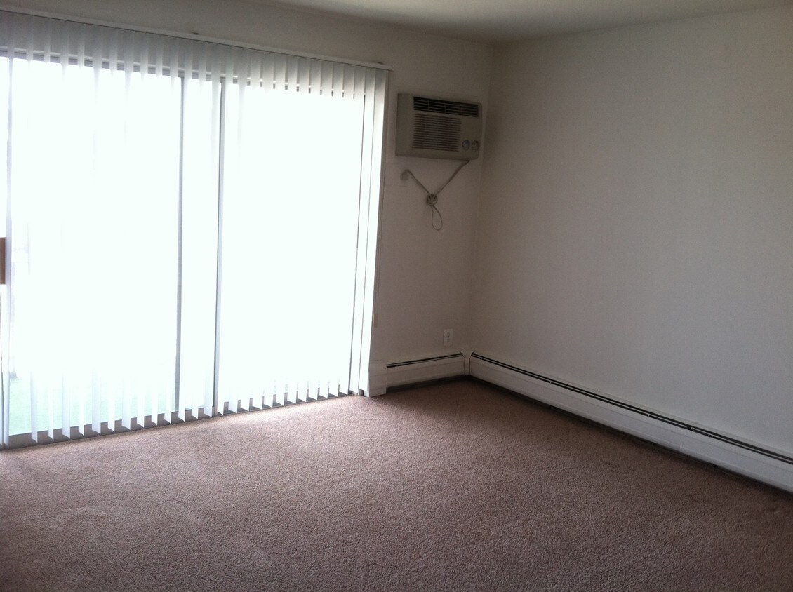 Foto principal - 24925 Jefferson Ave