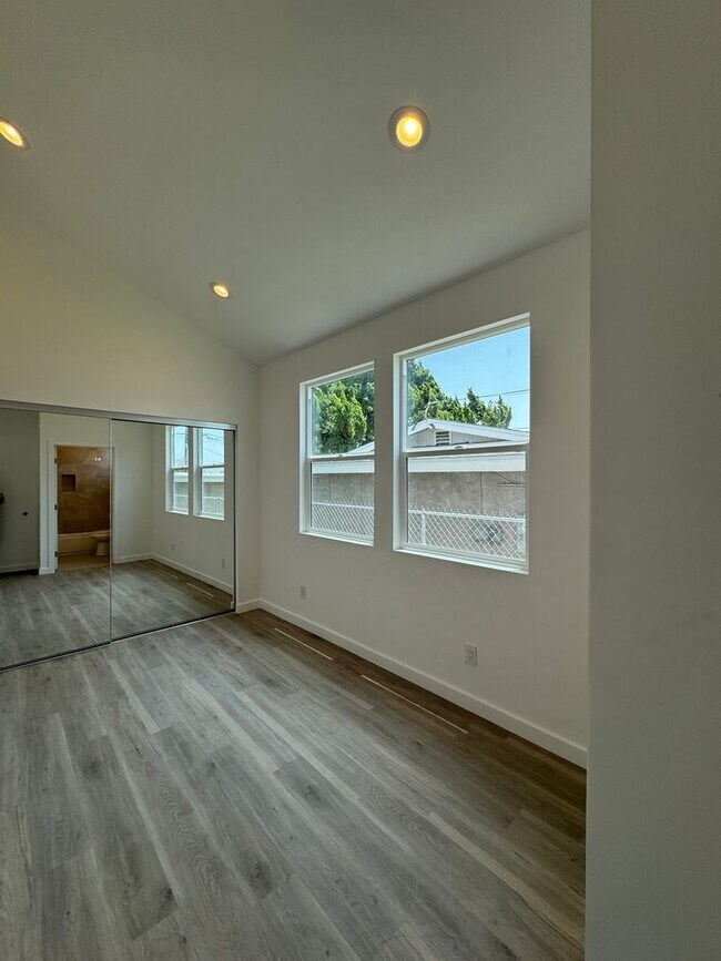 Building Photo - 276 E Los Angeles Ave