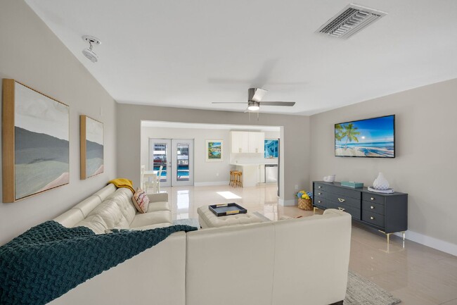 Building Photo - Naples Park Pool home - walking distance t...