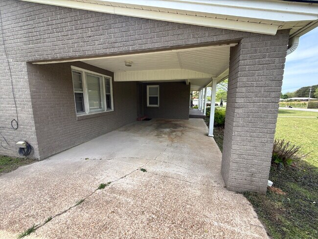Foto del edificio - Section 8 Welcome!!! "Charming 4-Bedroom Home with Hardwood Floors on Ready Section Road!"