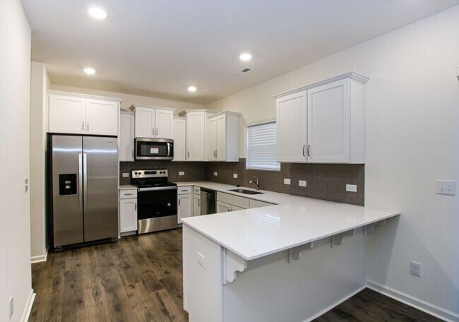 Foto del edificio - BEAUTIFUL 3BD/2.5BTH Townhome - Belmont - JULY MOVE IN