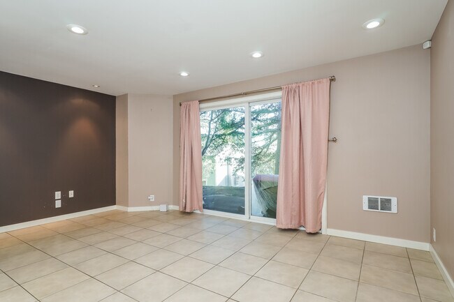 Building Photo - 1526 192nd St SE