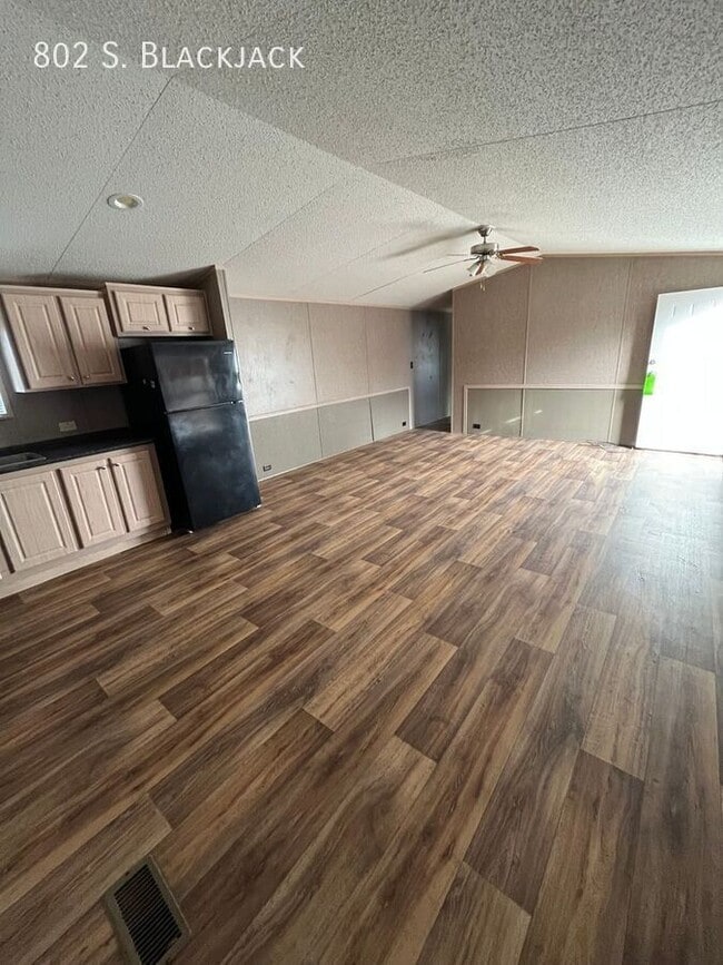 Foto del edificio - 802 S. Blackjack-