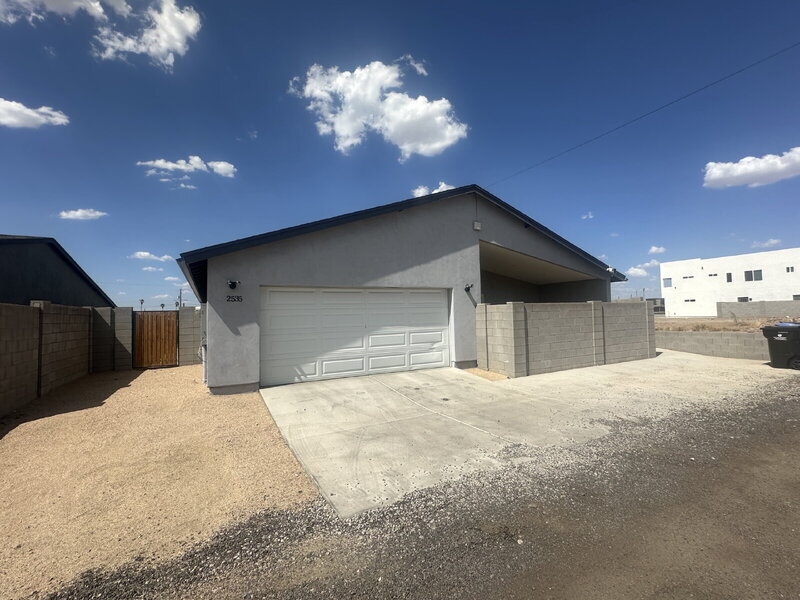 Foto principal - 2535 E Broadway Rd