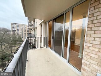 Building Photo - 4600 S Four Mile Run Dr
