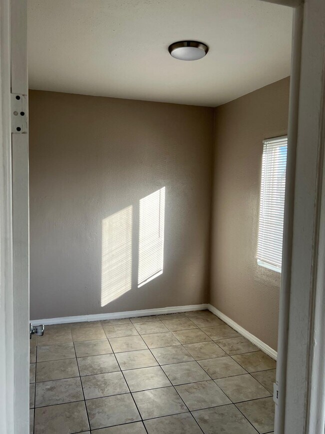 Dormitorio pequeño adicional - 3827 Grand Ave