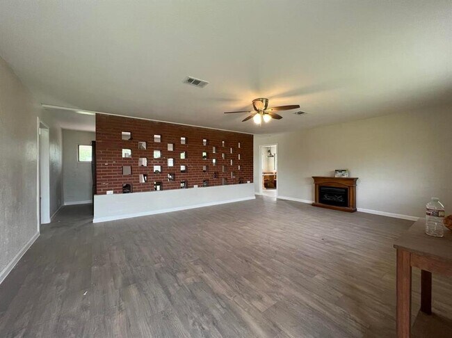Building Photo - 208 Jones Rd