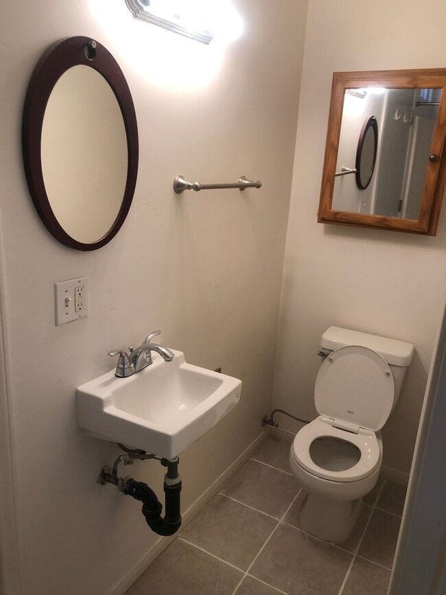Building Photo - 1 Bedroom 1 Bath Unit Available In S Ocean...