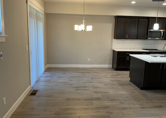 Foto del edificio - 1054 NE Regan Hill Loop