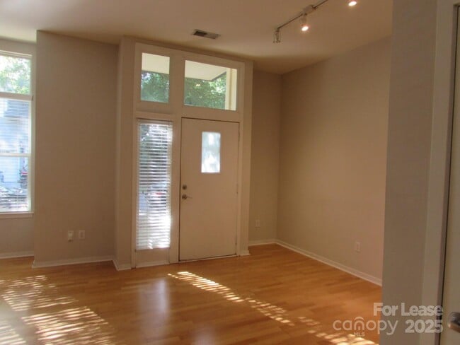 Building Photo - 2125 Southend Dr