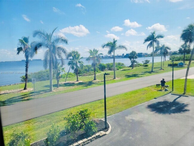 Foto del edificio - 1500 Park Beach Cir