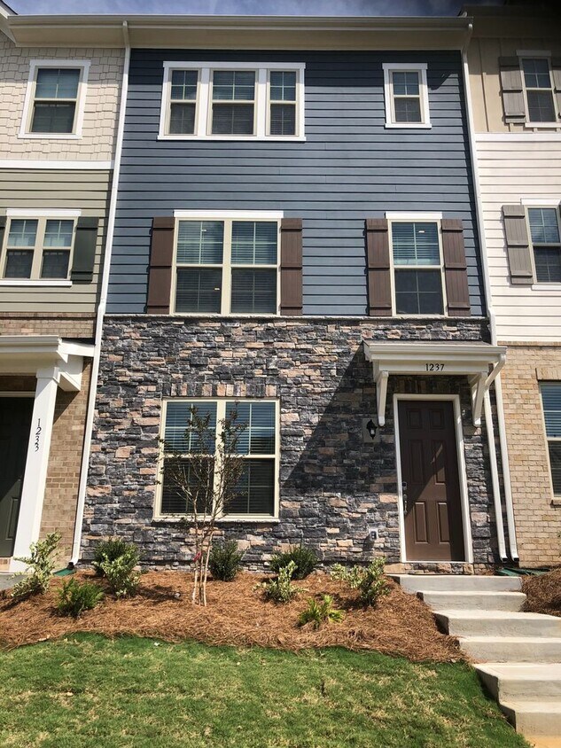 Foto principal - New Townhome