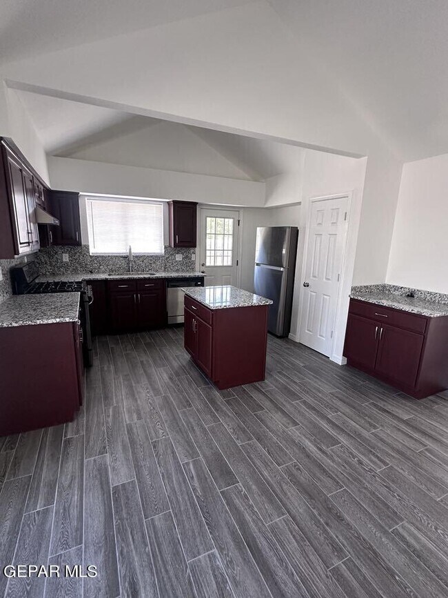 Foto del edificio - 5884 Doniphan Dr