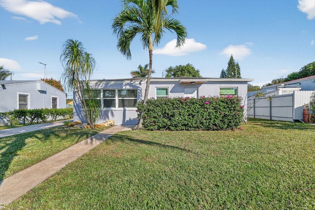 Building Photo - 823 Avenida Hermosa