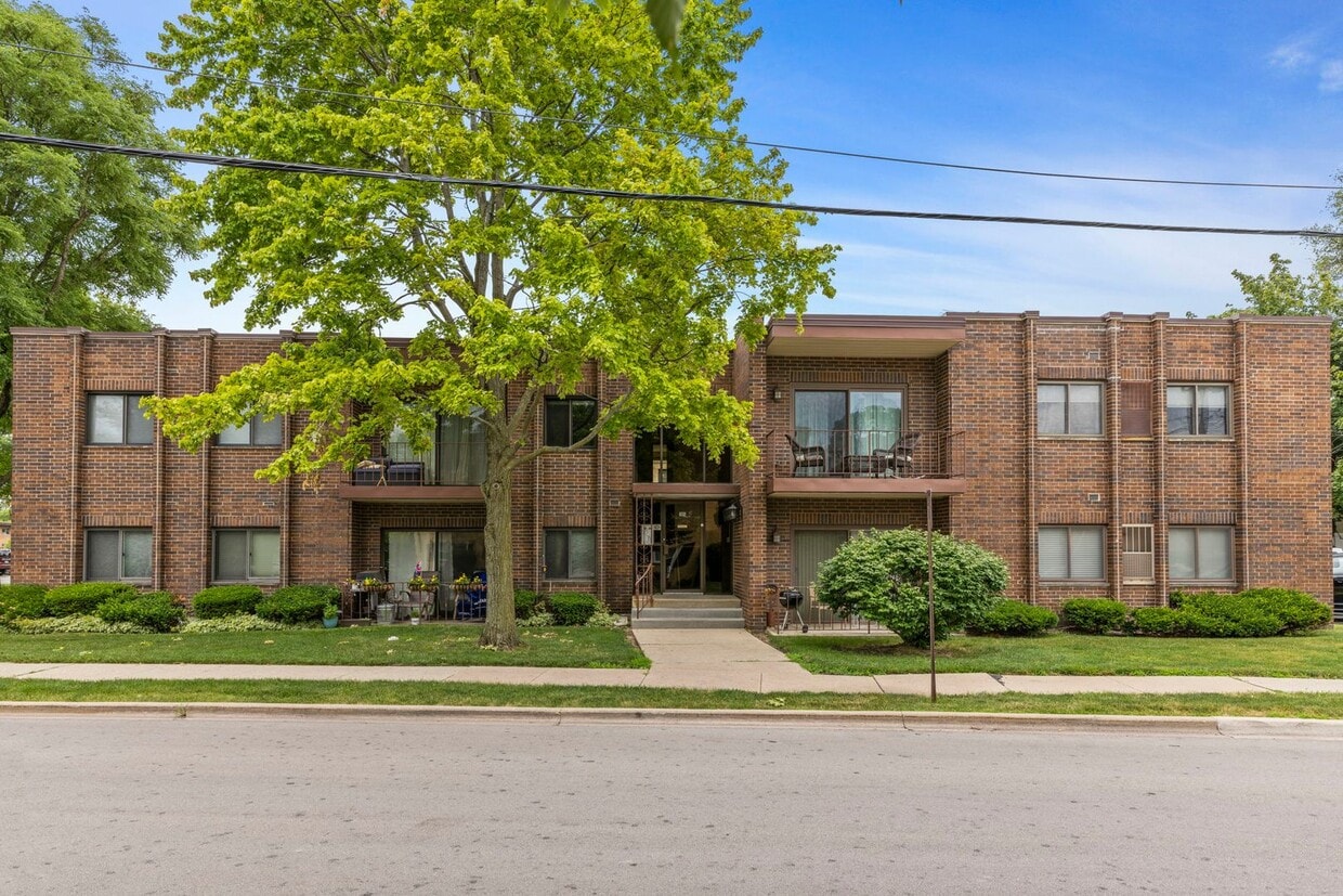105 Arlington Ave Unit 203, Elmhurst, IL 60126 Room for Rent in