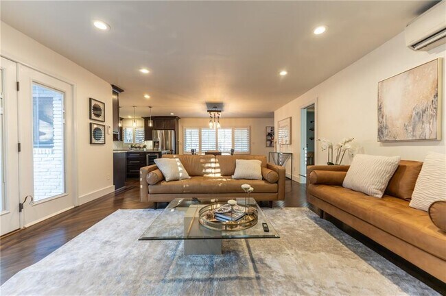 Building Photo - 3844 Longview Dr