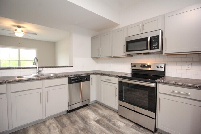 Building Photo - 2025 Willow Dr
