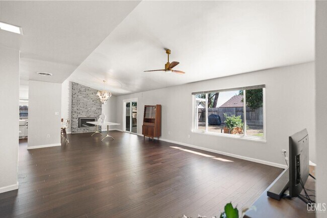 Foto del edificio - Upgraded 3 Bed 2 Bath in NE Bakersfield