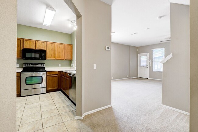 Foto del edificio - Stylish Two-Story Townhome with Greenbelt ...